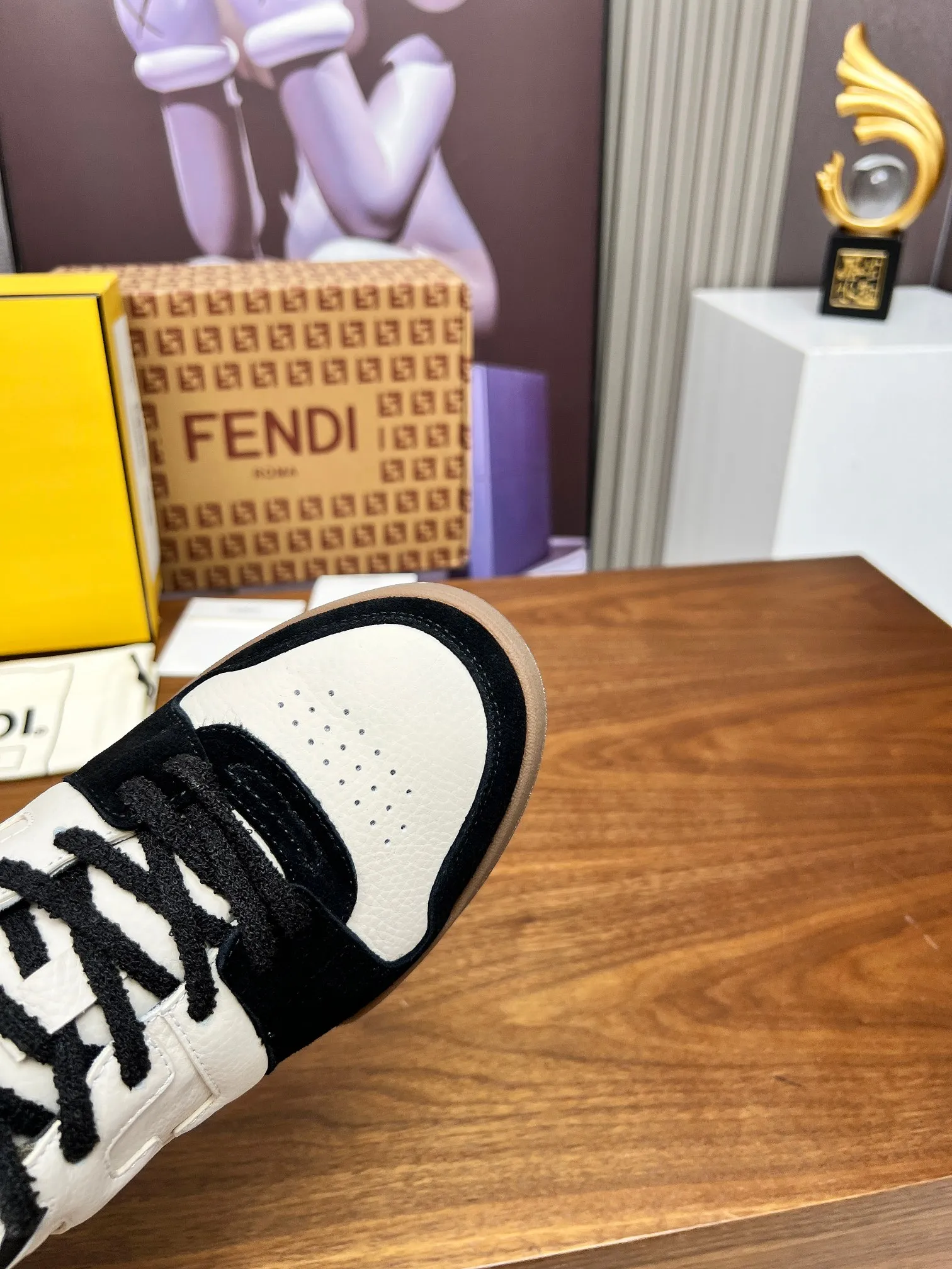 Factory price 660💰 Fendi·Fendi⛳️Hot-selling 35--45 couple model👫 FD match Original purchase for RMB14340 One-to-one reproduction Designer Kim Jones's first sneaker fendi match and Donkey brand Trainer basketball sneakers, fresh blood injected with FF retro design Super good-looking and versatile, the upper is made of cowhide and cowhide splicing combination, with concave and convex double F on the side The logo lining is made of terry velvet 🤗Super soft on the feet, lightweight and comfortable to match with a sweatshirt, original full package! ✦ Fabric: cowhide + cowhide color matching ✦ Lining: original terry velvet lining ✦ Sole: original molded multi-color color matching sole ✦ Sole: mesh injection molding pad ✦ Sole thickness: 3.5cm ✦ Female size: 35--40, female 40 customized ✦ Male size: 39--45, male 45 customized